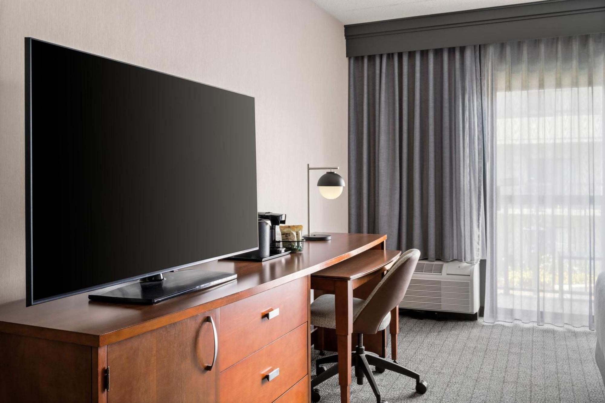 Courtyard By Marriott Detroit Livonia Hotel Exterior photo
